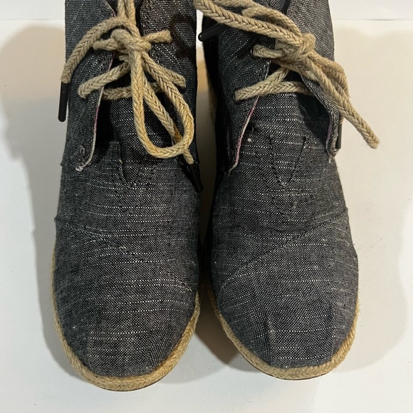 Toms Woman Desert Wedge Shoes Espadrille Bootie Gray Black Chambray Lace Up - Picture 2 of 7